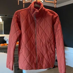 Quilted jacket in burnt orange/brick color perfect for 3 seasons 🍁. Pockets 🙌